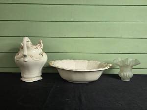 lot 220 image: Set of 3 Vintage Ceramic and Glass Home Decor Pieces