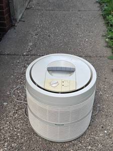 lot 228 image: Honeywell Air Purifier with HEPA and Pre-Filter System