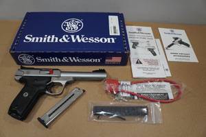 NEW Smith & Wesson SW22 Victory Series .22 LR Semi-Auto Pistol - 2 Magazines