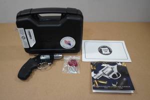 lot 25 image: Charter Arms Undercover Lite Ultra-Lightweight .38 Special Revolver - 2 Barrel