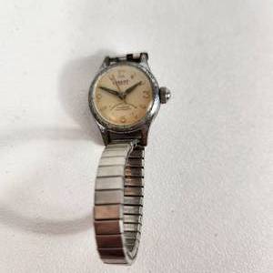 lot 27 image: Womans Cardinal Silver Wrist Watch Stretchy Band Fair Condition Running