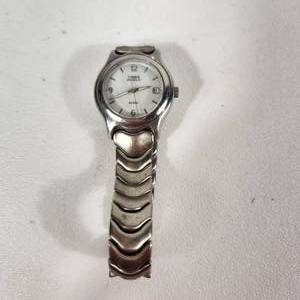 lot 34 image: Womans Timex Indiglo Silver Wrist Watch Water Resistant Great Condition Running