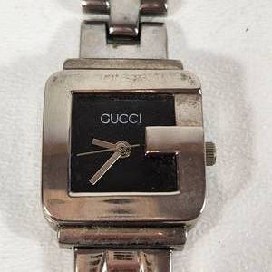 lot 29 image: Womans Gucci Silver Wrist Watch Square Great Condition Running