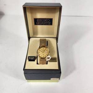 lot 57 image: Mens Seiko Quartz Gold Wrist Watch With Date Stretchy Band Water Resistant Great Condition