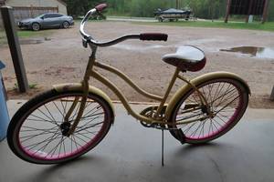 lot 5 image: HUFFY CANBROOK BEACH CRUSIER