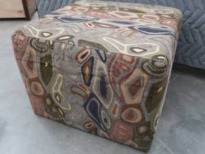 lot 14 image: MODERN OTTOMAN