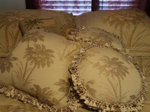 lot 38 image: QUEEN QUILT WITH SHAMS, SKIRT, 4 THROW PILLOWS