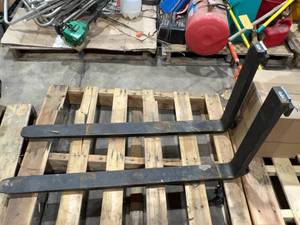 lot 6409 image: 42 Skid Steer Forks