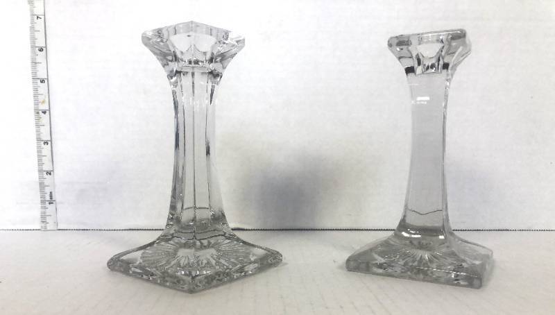 lot 29 image: Set of 2 Glass Candlestick Holders