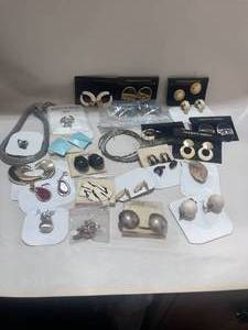 lot 38 image: Lot of Misc. Vintage Jewelry