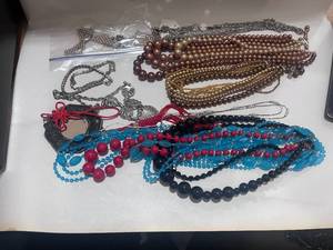 lot 39 image: Lot of Misc Vintage Necklaces