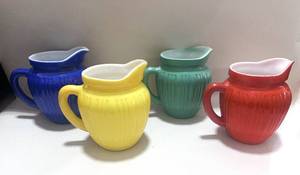 lot 46 image: Set of 4 Vintage Hazel Atlas Rainbow Pitchers