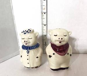 lot 54 image: Pair of Vintage Shawnee Pig Salt and Peppers
