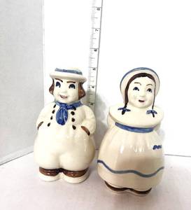 lot 69 image: Vintage Pair of Shawnee Dutch Boy and Girl Salt and Pepper