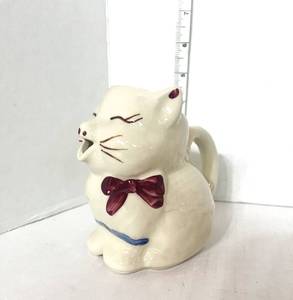 lot 63 image: Vintage Shawnee Puss in Boots Creamer