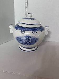 lot 91 image: Kensington Blue Tureen