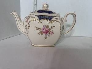 lot 67 image: Beautiful Sadler England Tea Pot