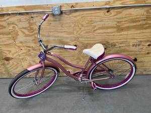 lot 37 image: Huffy Pink Cruiser Bicycle