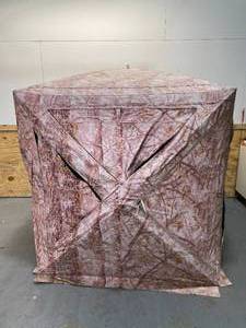 lot 7 image: Cabelas Specialist Ground Blind