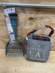 lot 147 image: Deluxe Kitty Litter Scooper and A spoiled cat lives here Decoration