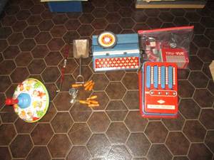 lot 233 image: Vintage tin childrens toys and acc...