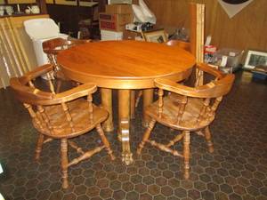 lot 253 image: Round Wood Pedestal Clawfoot dining...