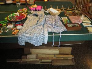 lot 257 image: Vintage aprons, table coverings, wa...