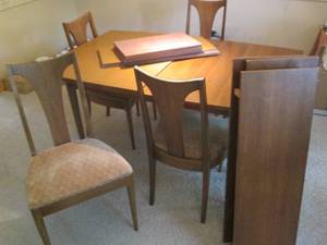 Vintage Kitchen table and (5) padde...
