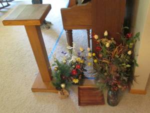 lot 14 image: Squared Wood pedestal style plant s...