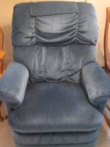 lot 18 image: Steel Blue tuffted Button back rock...