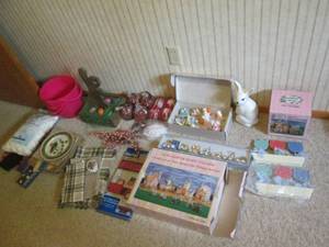 lot 36 image: Lot of Spring and Easter themed hom...