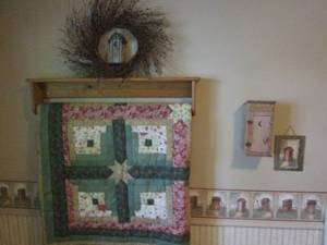 lot 39 image: Wood Quilt Shelf, Hand crafted quil...