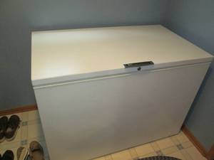 lot 47 image: Gibson chest freezer, top is 4 x 2...