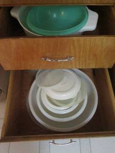 lot 51 image: 2 Drawers of Tupperware and other k...