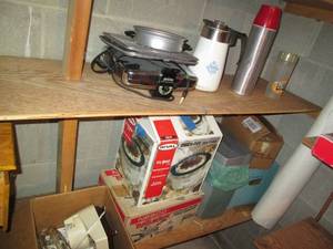 lot 73 image: Assortment of kitchen appliances an...