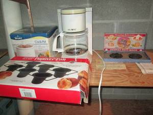 lot 75 image: Kitchen ware and a vintage Griswold...