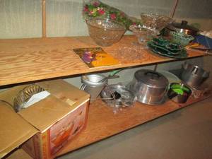 lot 77 image: Assorted serving and kitchenware...