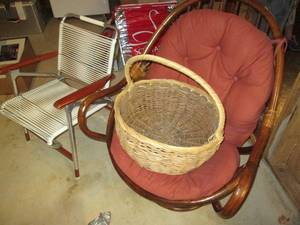 lot 95 image: lot of 2 chairs and a basket...