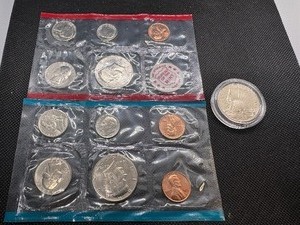 lot 61 image: 1972 Mint Set  1986 Commemorative Half