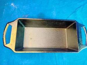 lot 72 image: Lodge Cast Iron Loaf Pan