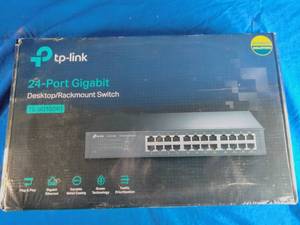 lot 75 image: TP-Link 24-Port Gigabit DesktopRackmount Switch