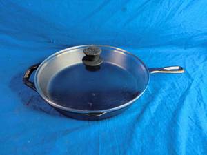 lot 79 image: Lodge #4 Seasoned Cast Iron Skillet with Tempered Glass Lid