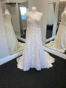 lot 112 image: Wedding Dress Size 8