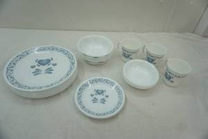 lot 106 image: Corelle Dish Set Blue Hearts