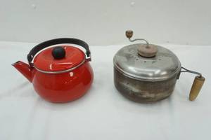 lot 117 image: Teapot & Vintage Popcorn Popper
