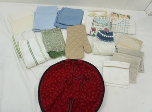 lot 119 image: Dish Towels & Linens