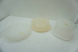 lot 133 image: Cake Containers
