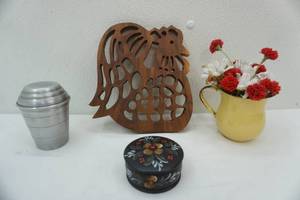 lot 140 image: Wooden Rooster Decor & Other Vintage Items
