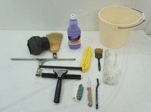 lot 152 image: Large Squeegee & Swiffer Wetjet Wood