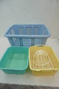 lot 154 image: Rubbermaid Laundry Basket